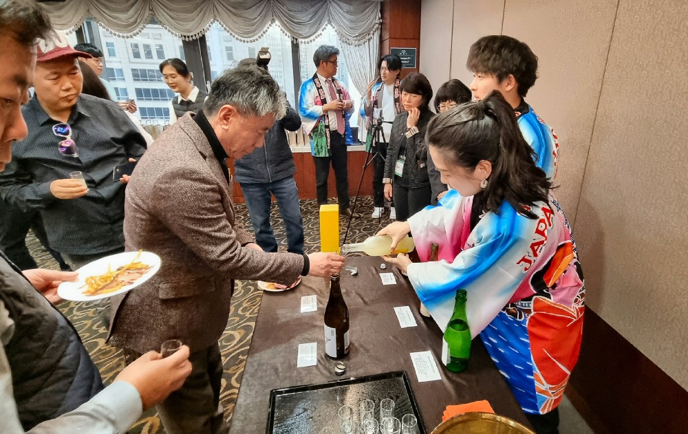 ‘2025 고치현 관광·골프 세미나’ 참석자들이 고치현의 전통주를 시음하고 있다.jpg