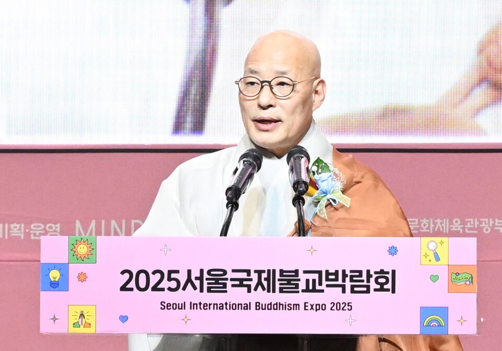 2025서울국제불교박람회 개막식에서 대한불교조계종 총무원장 진우 스님이 대회사를 하고 있다.jpg