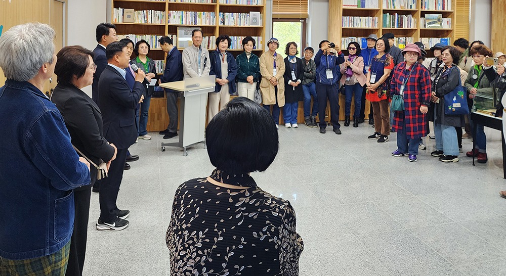 이근배시집전시관.jpg