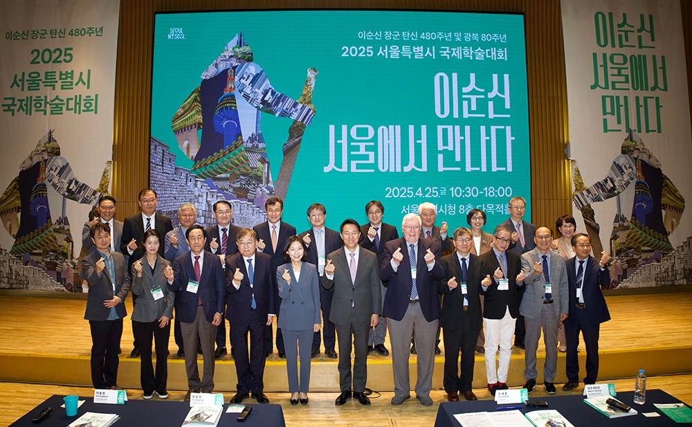 사본 -사진2. 오세훈 서울시장이 서울시청 본관 8층 다목적홀에서 열린 국제학술대회 ‘이순신 서울에서 만나다’에서 참석자들과 기념촬영을 하고 있다.-1000.jpg