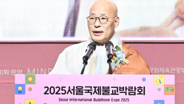 2025서울국제불교박람회 개막식에서 대한불교조계종 총무원장 진우 스님이 대회사를 하고 있다.jpg