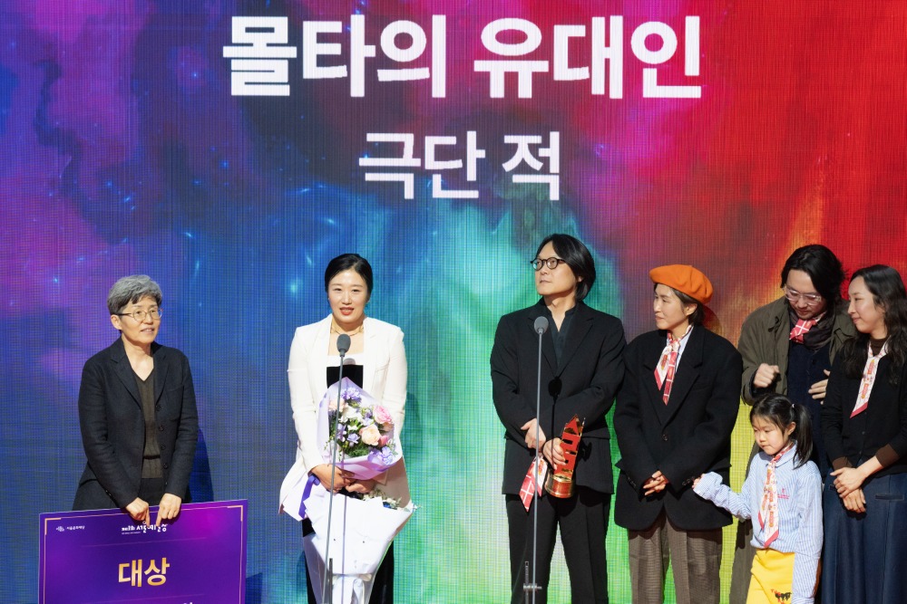 사진1. 제3회 서울예술상에서 '몰타의 유대인' 대상 수상 후 소감 말하는 배우 곽지숙.jpg
