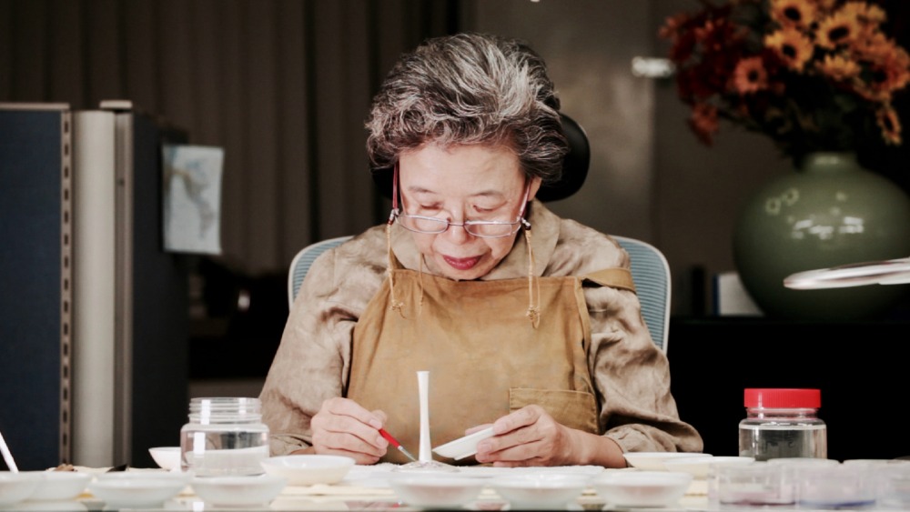 칠보 작업 중인 이수경 작가.jpg