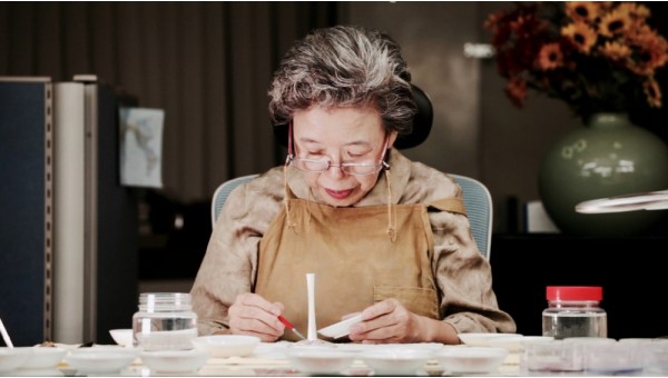 칠보 작업 중인 이수경 작가.jpg