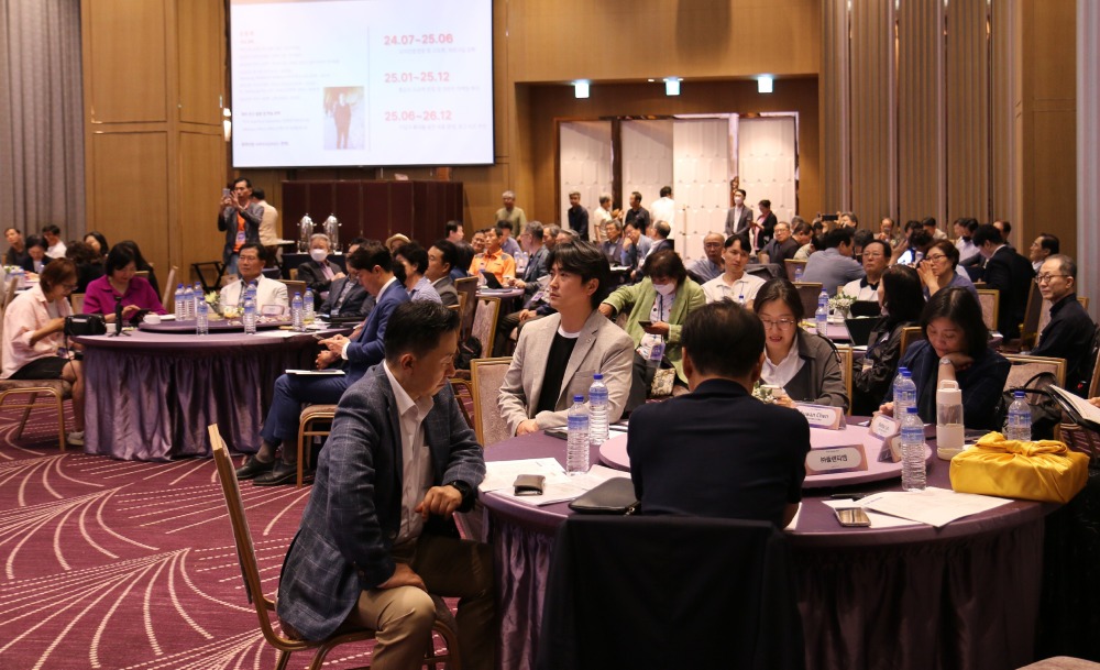 6월 12일(목) 대만 타이베이 시저 메트로 호텔 연회장에서 제45회 잡지발행인 세미나 참석자들이 특별강연을 듣고 있다.jpg