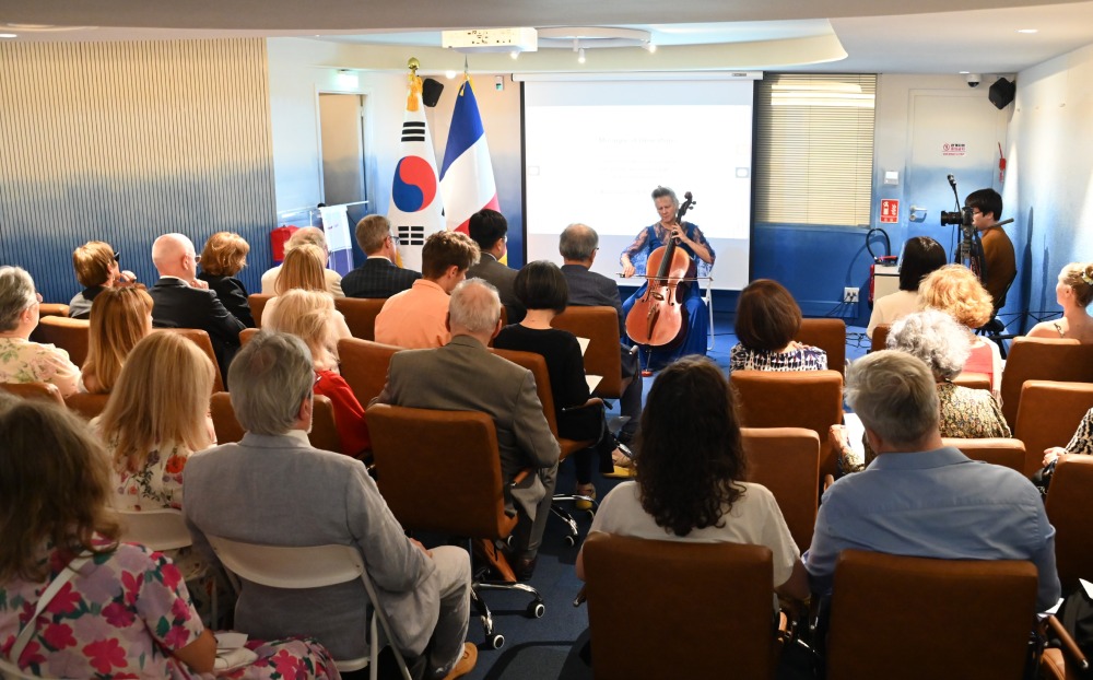 한불전통시의 밤-첼로공연.JPG