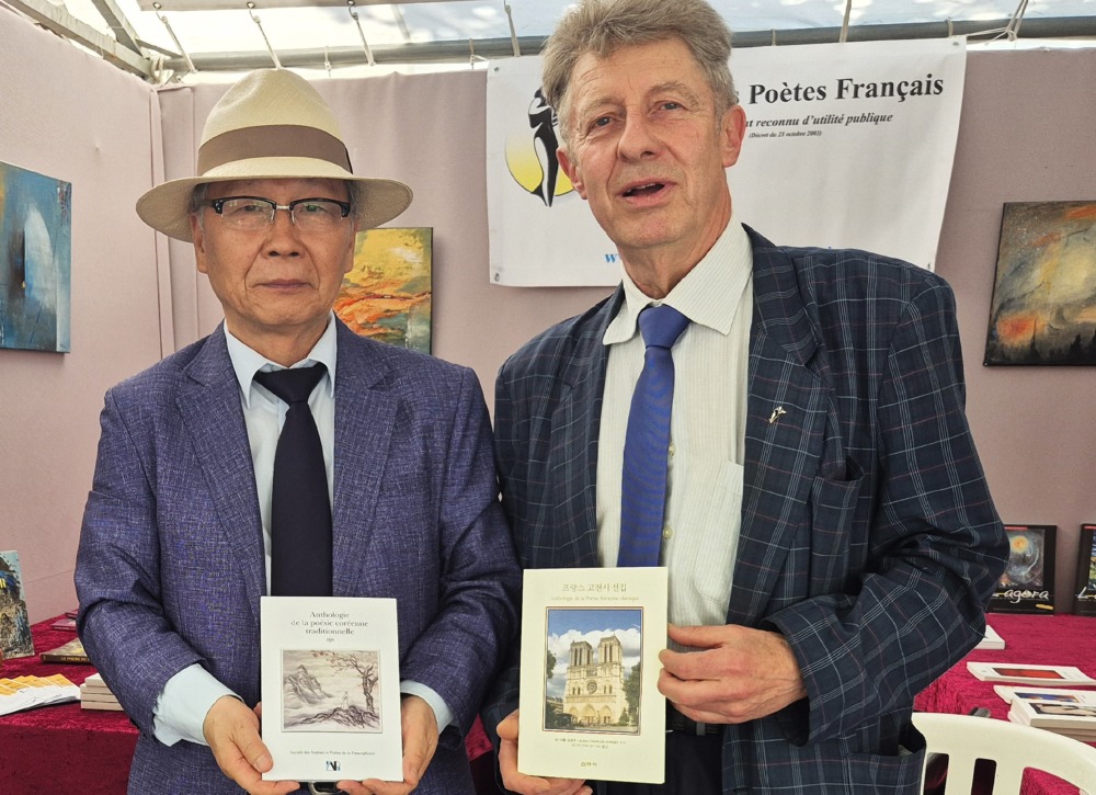 한불문화교류센터-파리 시 전시회- 조홍래 이사장-장-샤를 도르주회장.jpg