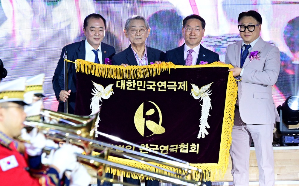 유정복 인천광역시장이 5일 중구 상상플랫폼에서 열린 '제43회 대한민국연극제 인천 개막식'에서 개막선언을 하고 있다.jpg