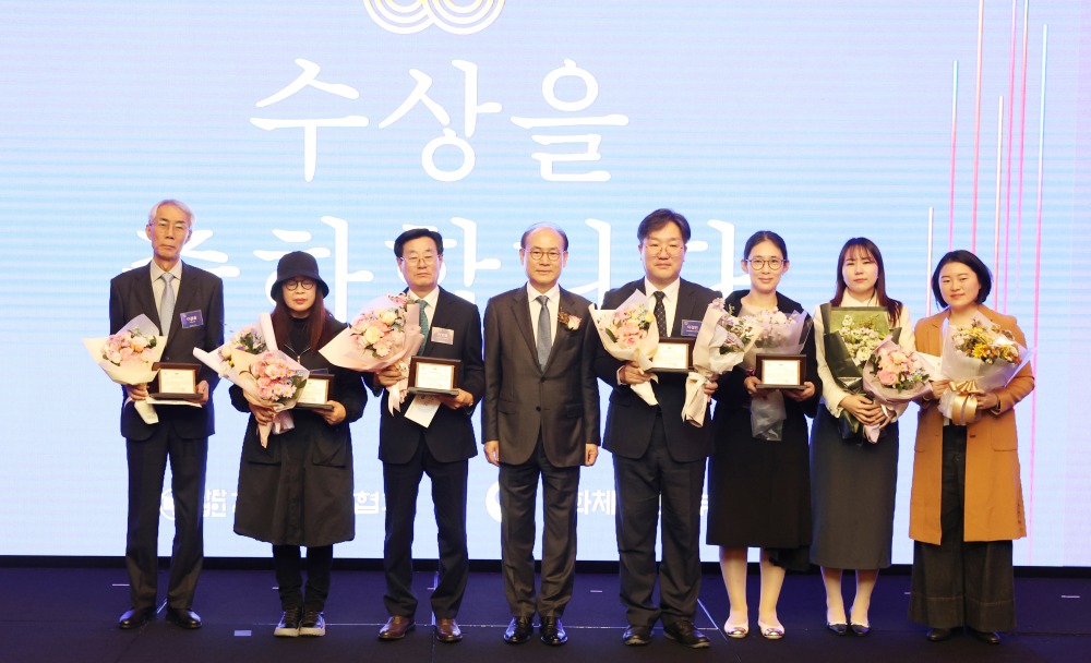 사진3_10월 31일 콘래드서울에서 열린 제60회 잡지의 날 기념식에서 제59회 한국잡지언론상 수상자들이 기념사진을 찍고 있다..jpg