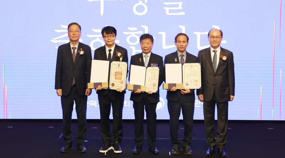 사진4_제60회 잡지의 날 기념식 정부포상 문화훈장 대통령표창 국무총리표창 수상자 단체사진.jpg