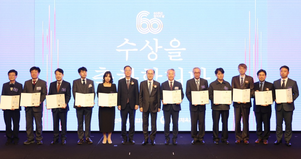 사진5_제60회 잡지의 날 기념식 정부포상 문화체윤관광부장관표창 수상자 단체사진.jpg