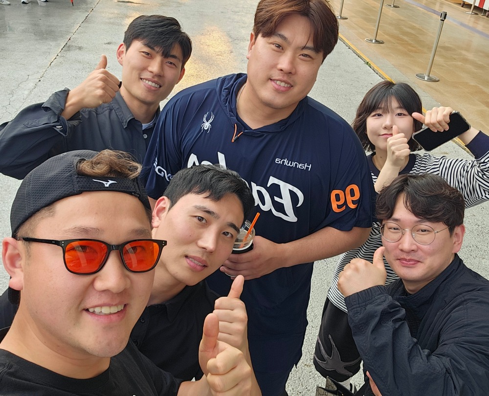 류현진 선수와 류현진 재단 분들과 함깨 복사.jpg