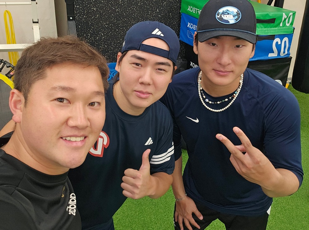 두산베어스 곽빈선수와 최승용선수와 함께2.jpg