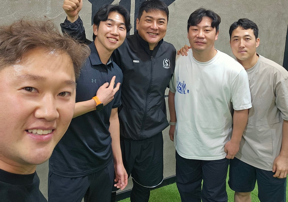 한화이글스 김태균 선수와 노다웃 퍼포먼스 센터 직원들과 함께 복사.jpg