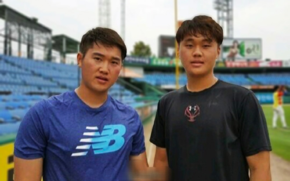 친동생과 함께.jpg