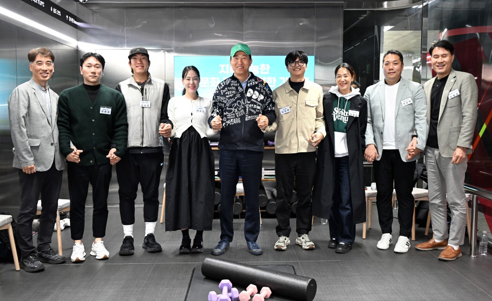 오세훈 서울시장이 10일(월) 영등포구 5호선 여의나루역 러너스테이션에서 열린 '지속가능한 러닝문화 조성을 위한 간담회' 참석자들과 기념사진을 촬영하고 있다..jpg