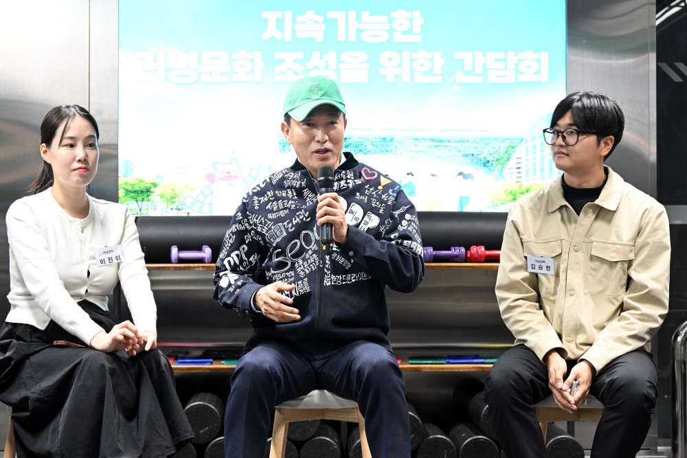 오세훈 서울시장이 10일(월) 영등포구 5호선 여의나루역 러너스테이션에서 열린 '지속가능한 러닝문화 조성을 위한 간담회'에서 참석자들과 대화를 나누고 있다..jpg