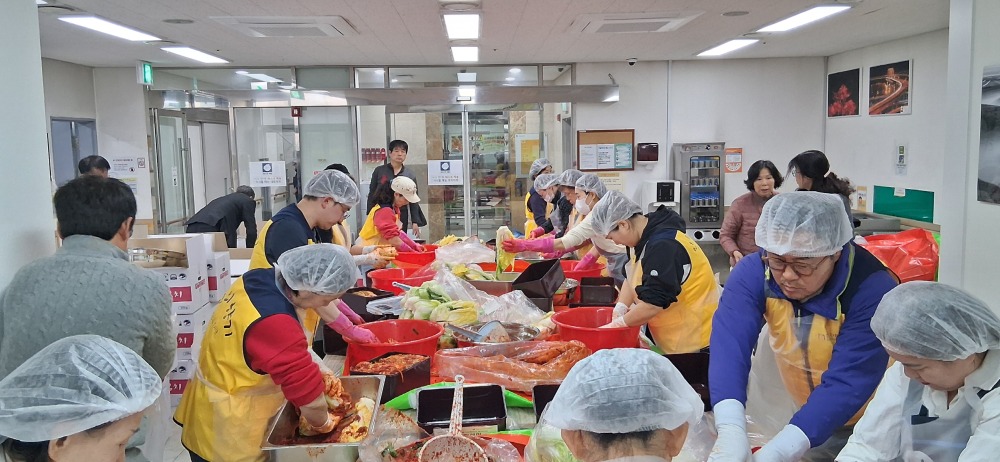 구립강서구직업재활센터에서 김장담그기1.jpg