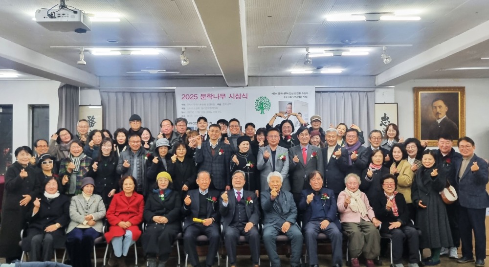 흥사단 강당 시상식후 사진.jpg