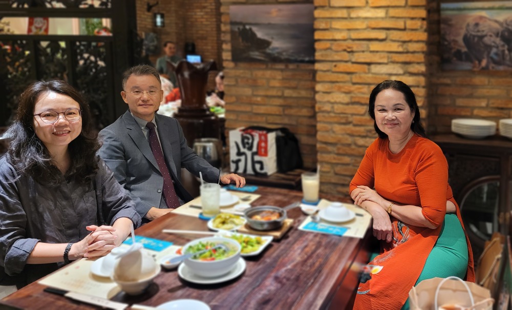 (4)2025.11 베트남 호찌민 문협 회장과 반랑대 응우옌 교수-30.jpg