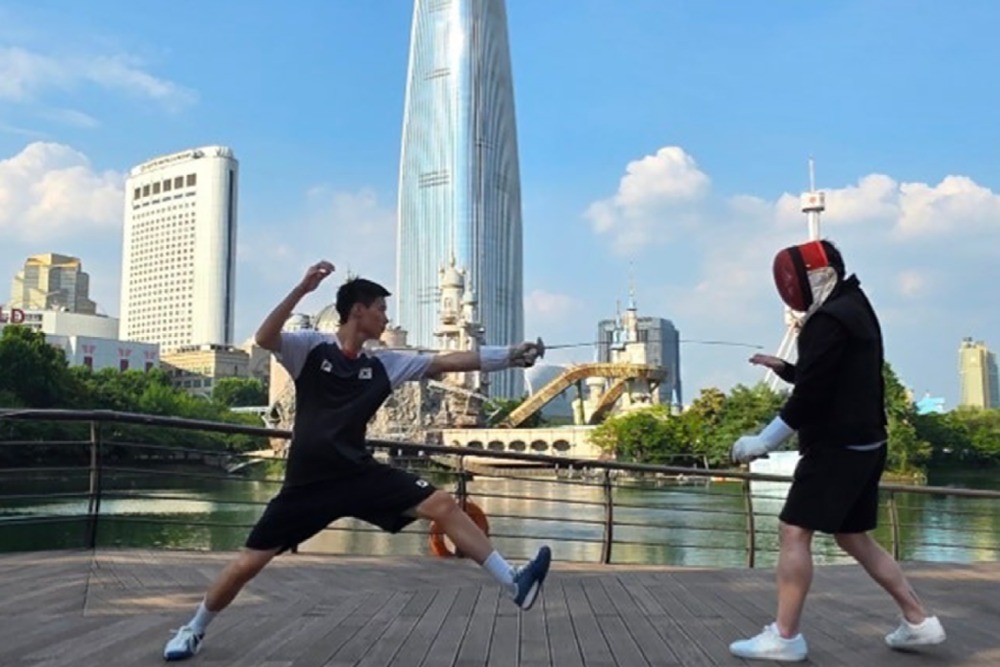 유봉형간독3-레슨하는 유봉형 감독.jpg