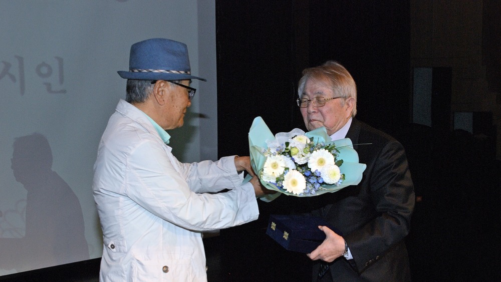 제16회 김구용시문학상-문효치 시인과 수상자 김춘추 시인.jpg