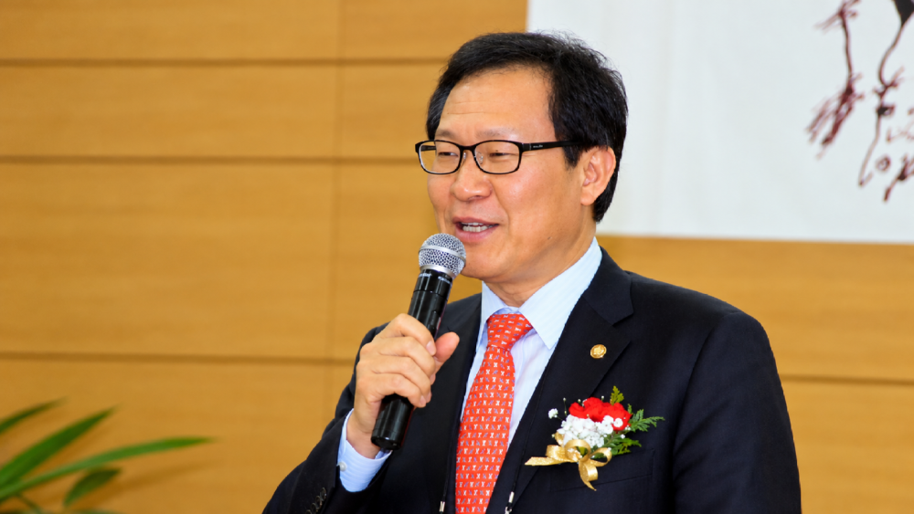 마이크를 든 따뜻한 연설자.png